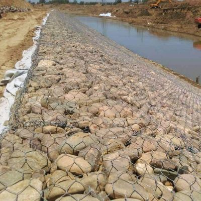 格賓網護墊的面板邊端均選用直徑更大的鋼絲